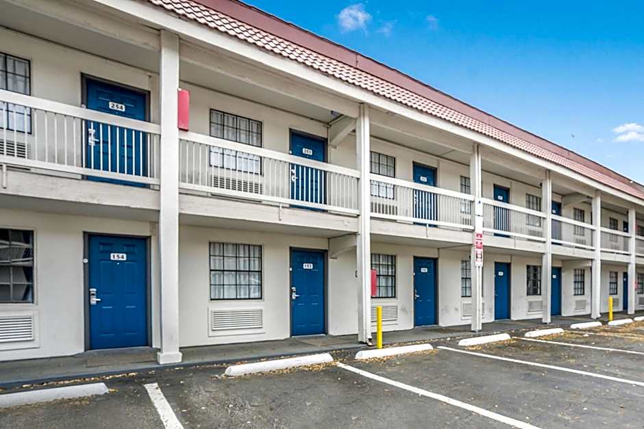 Motel 6 Dallas Market Center