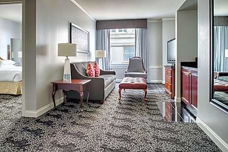 1 King 1 Bedroom Suite Mobility Access W/ Tub