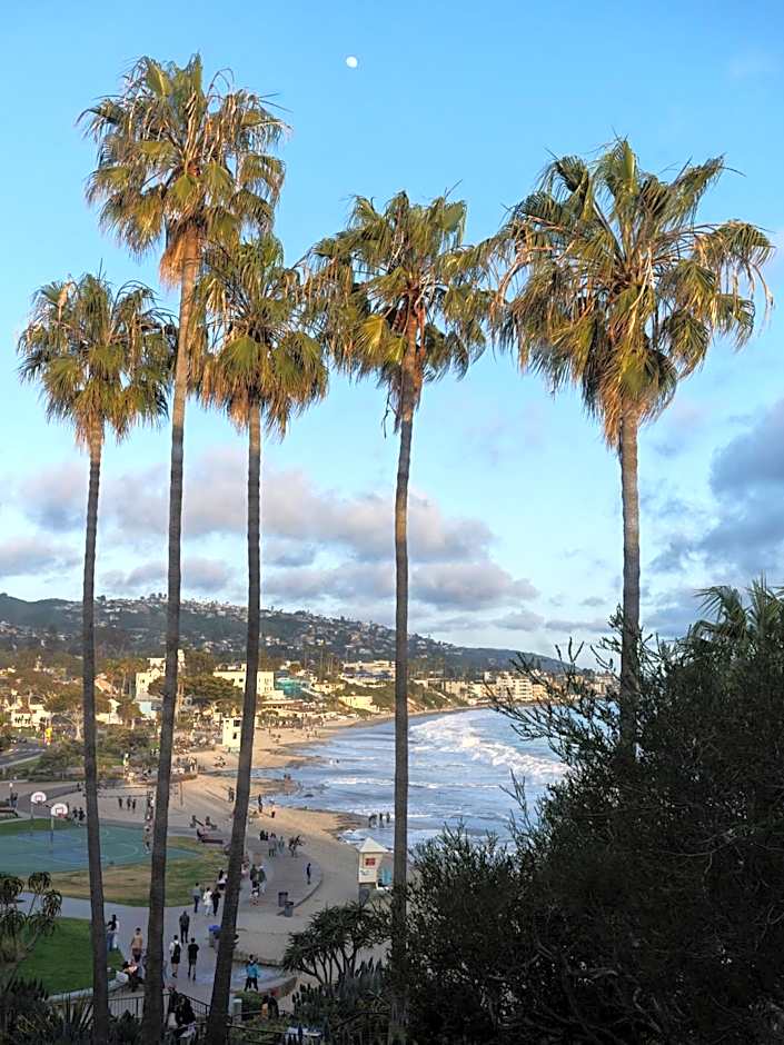 Casa Loma Beach Hotel