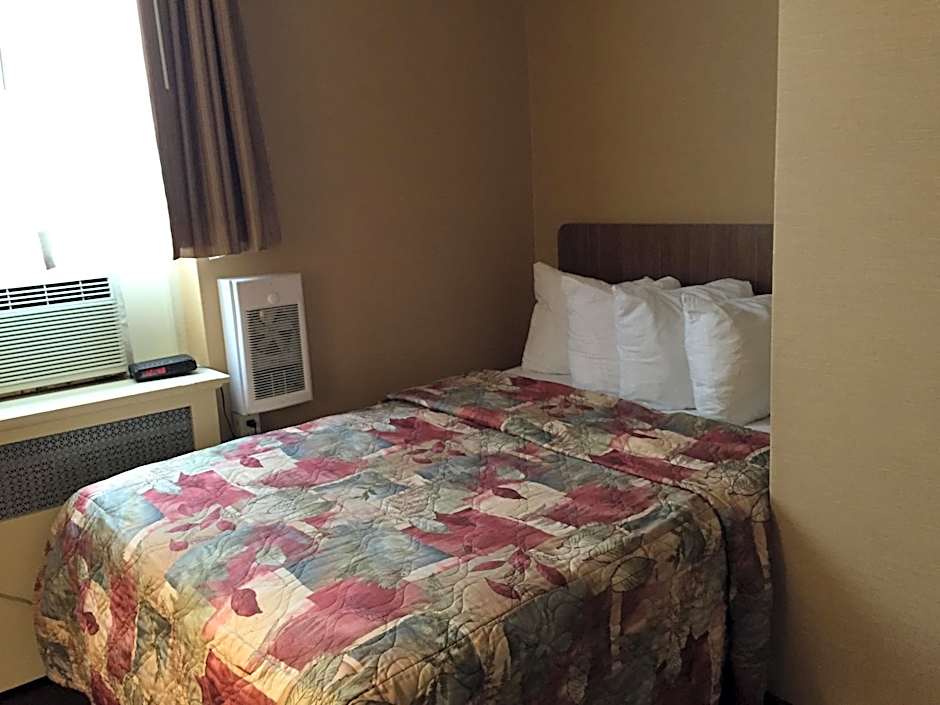 Howard Johnson by Wyndham Toronto Downtown West