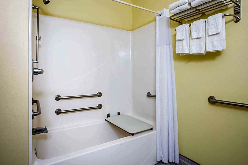 Days Inn & Suites by Wyndham Augusta Near Fort Eisenhower