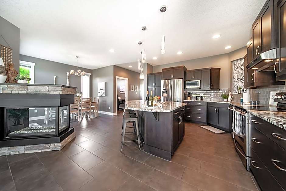 Amazing Luxe Home, AC, HUGE Yard, FirePit, Pet Friendly, Sleeps 10!