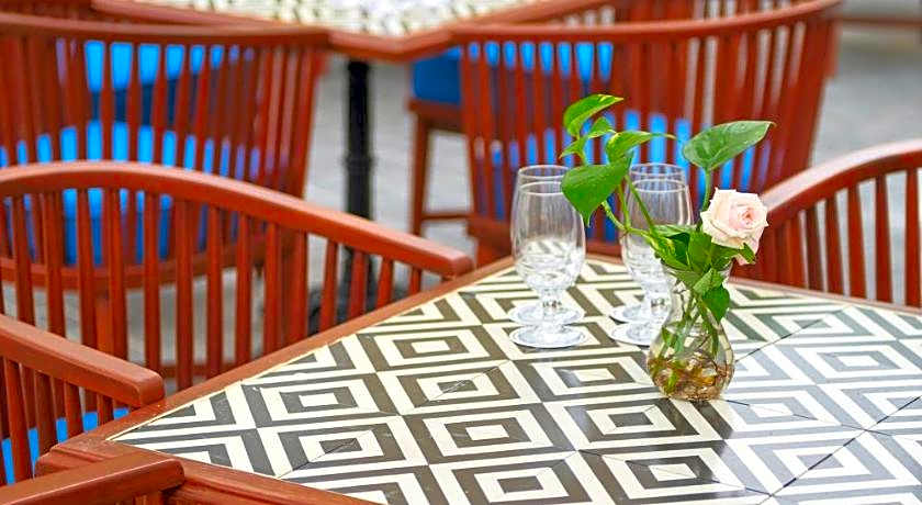 Manoir Des Arts Hotel