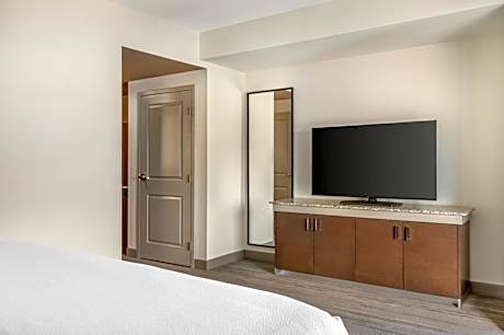 One Bedroom King Suite with Spa Bath and Sofa Bed