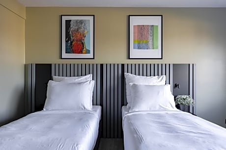 Large Studio with Kitchenette - Twin Beds