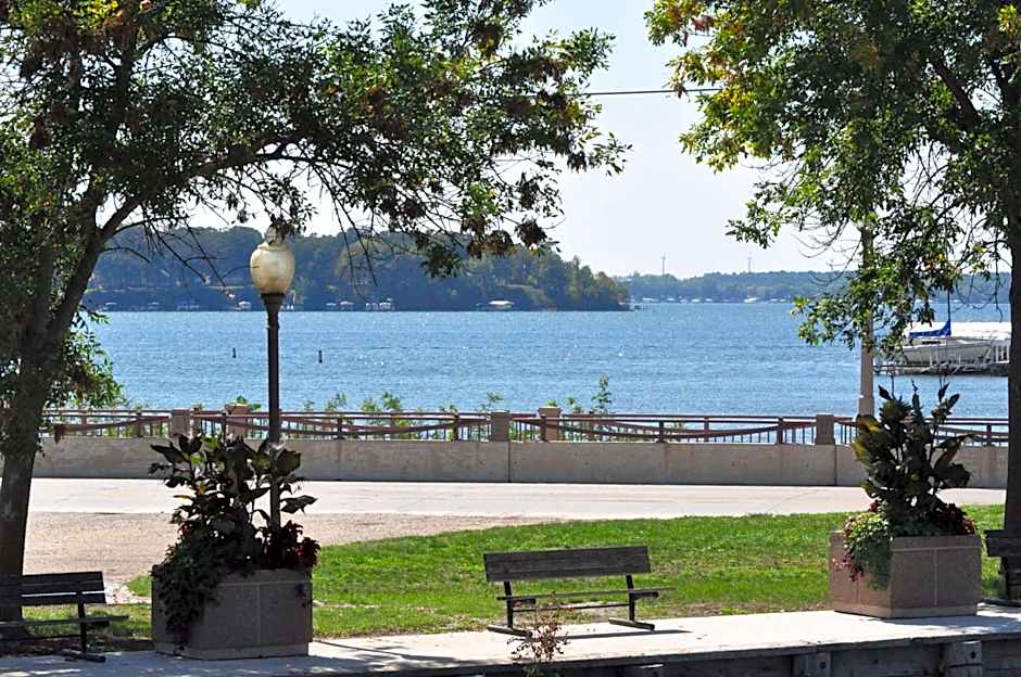Okoboji Inn & Suites