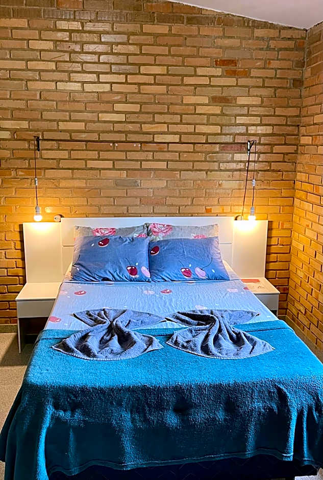 Pousada São Jorge 1 MIN A PÉ DA PRAIA Casa de família, simples e aconchegante, Na Av principal da praia café disponível até 12hs cozinha completa e churrasqueira disponível para uso ar cond das 20hs as 8 30