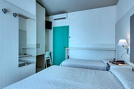 Family Room (2 Adults + 2 Children)