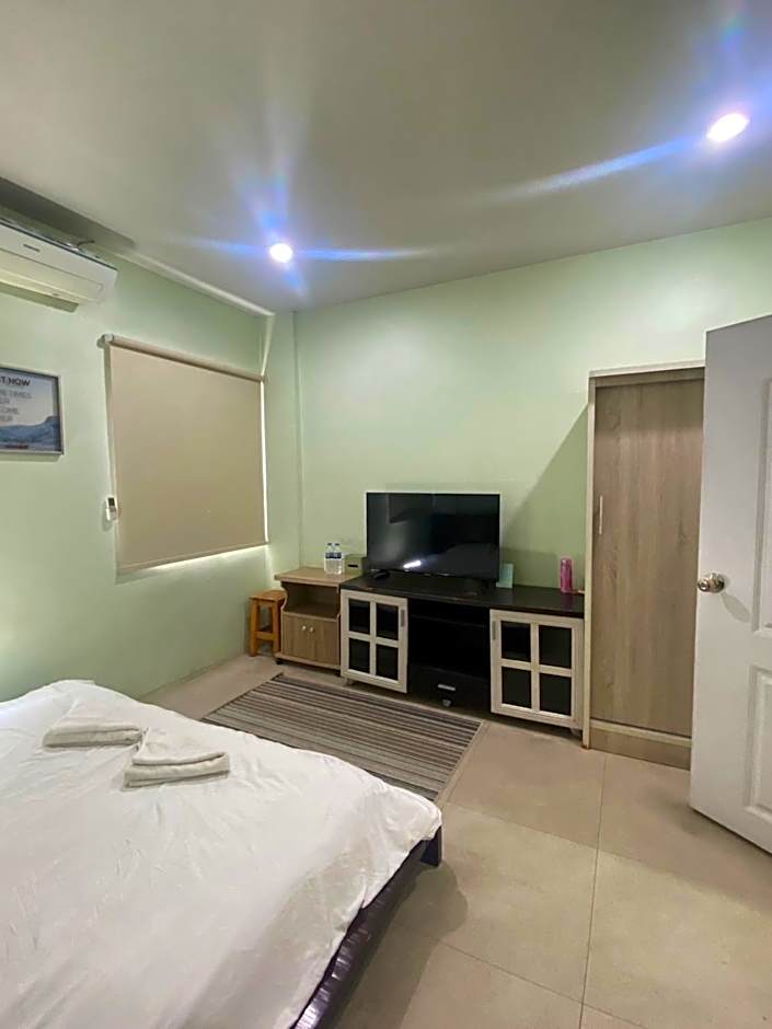 Photo 1 of 5 of Room 401