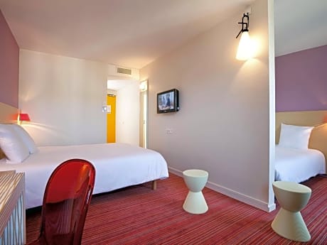 Standard Family Suite with One Double Bed and Twin Beds