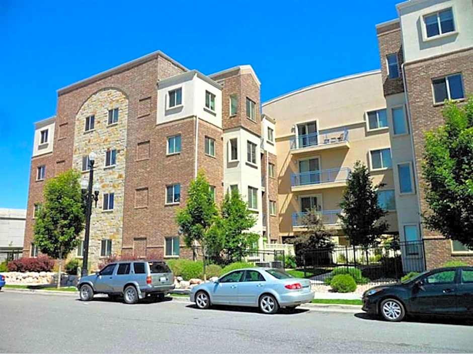 Deluxe Downtown Condo Close to Everything!