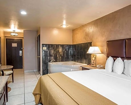 Deluxe Room, 1 King Bed with Hot Tub, Non Smoking