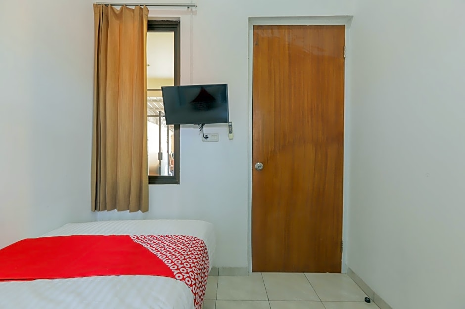 OYO 866 Idola Residence