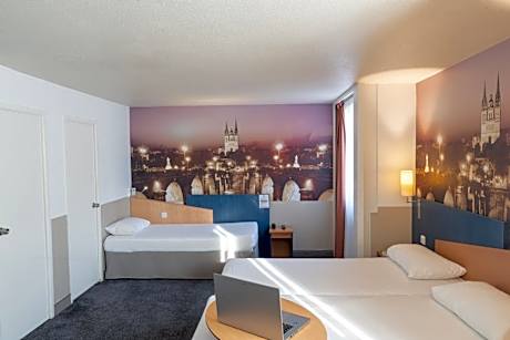 Standard Room with Three Single Beds