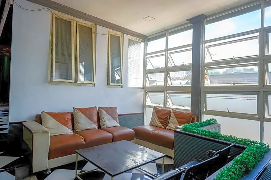 RedDoorz near Alun Alun Batu