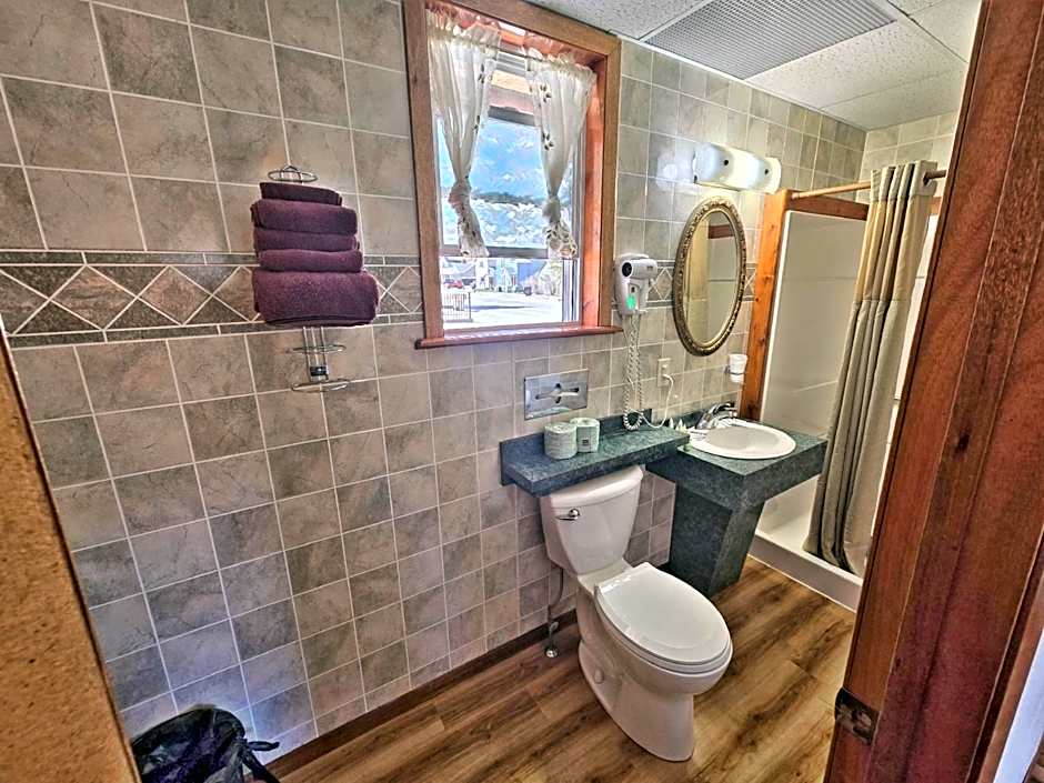 Cedar Wood Inn