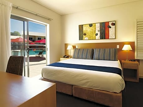 One-Bedroom Apartment - Poolside - No Housekeeping