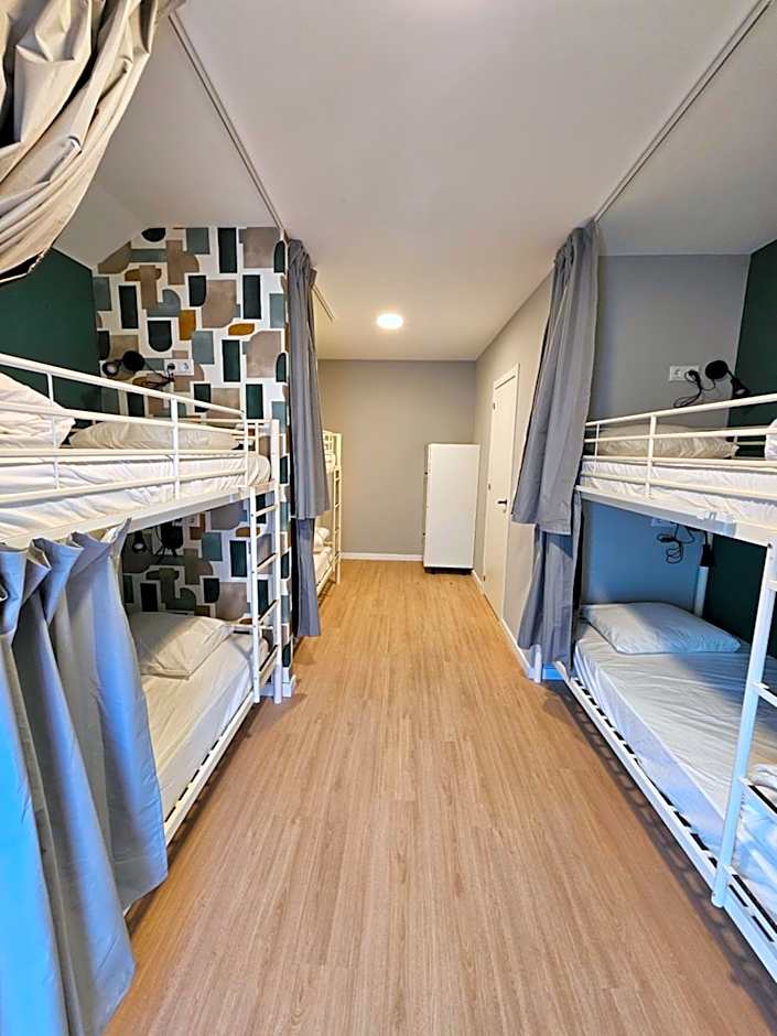 Foto 1 di 6 di Bunk Bed in Mixed Dormitory Room