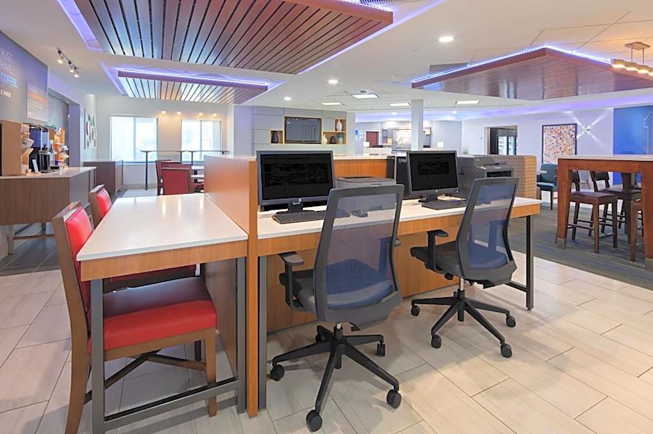 Holiday Inn Express & Suites Bradley Airport By IHG