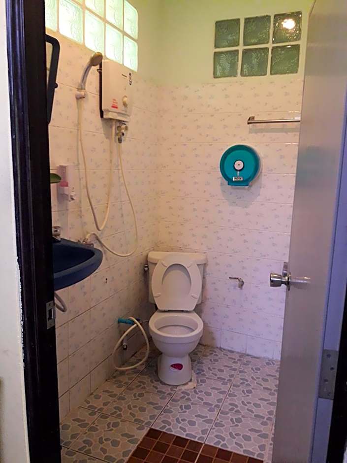 Jungle Hut Bungalows & Hotel