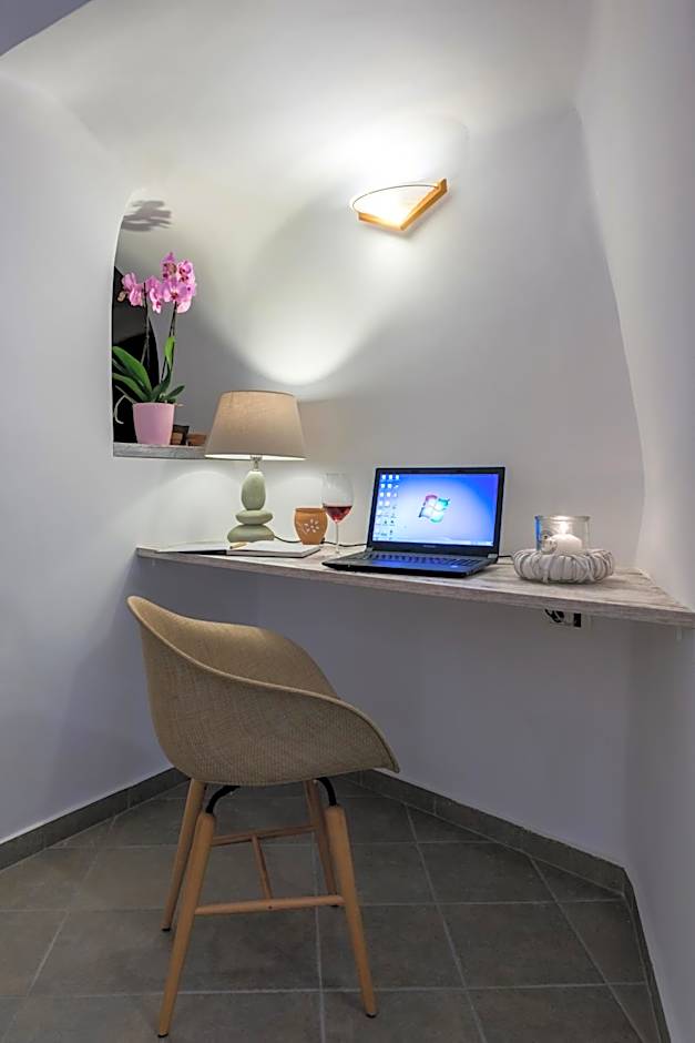 Kima Oia Suites