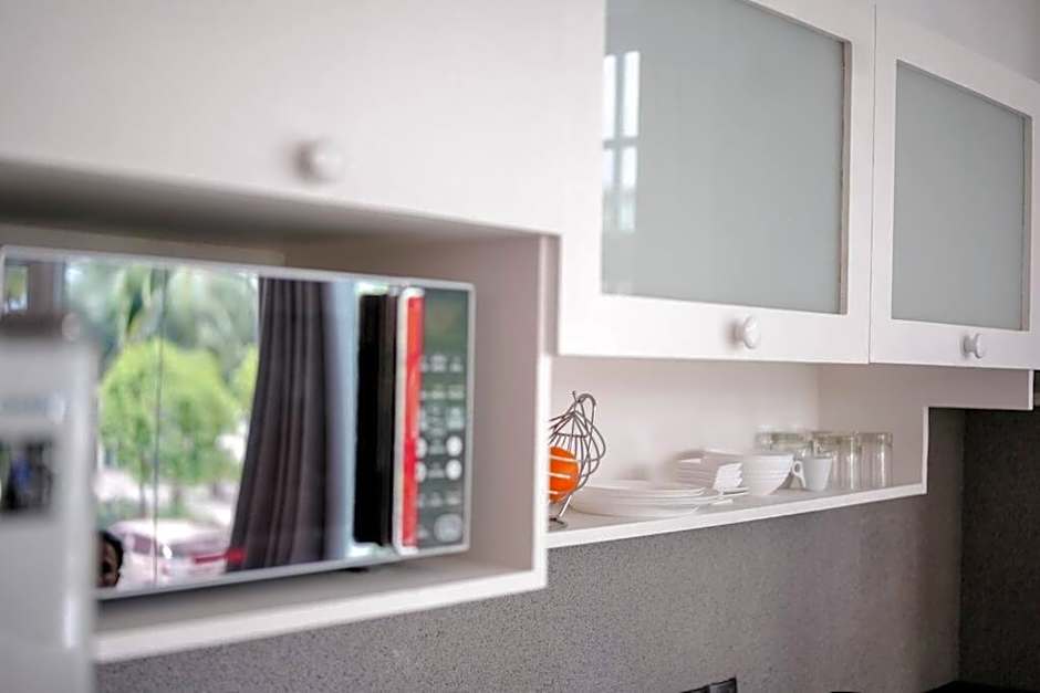 Cozy 1BR apartment by beach - partial ocean view