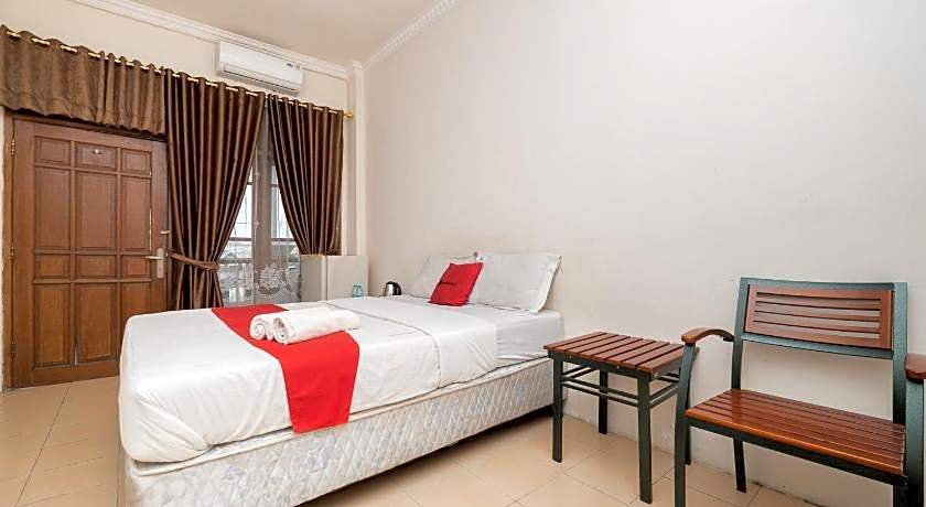 RedDoorz Plus @ Gunungsari Surabaya