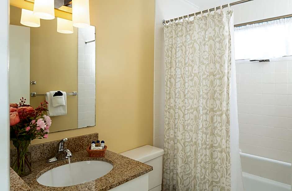 Dockside Guest Quarters