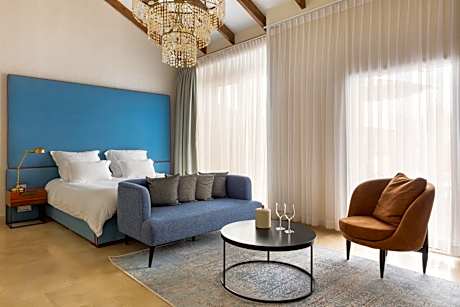Junior Suite with Shared Pool