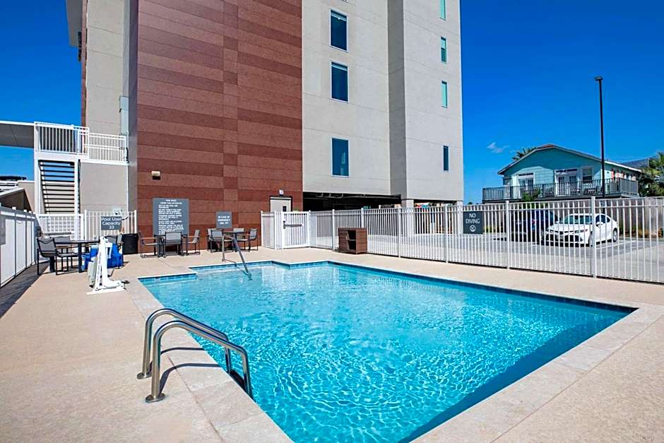 La Quinta Inn & Suites by Wyndham Galveston North at I-45