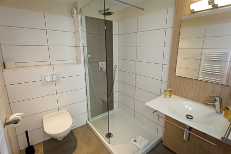 3 rooms 6 people