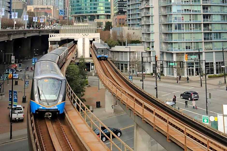 Modern spacious Apt plus Solarium and Den in Downtown Vancouver with Parking and Pool