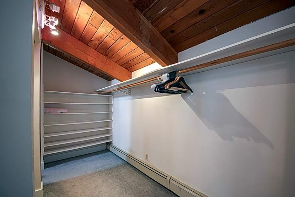 Cypress: Private Bedroom/Bathroom/Office, with Shared Pool, Hot tub