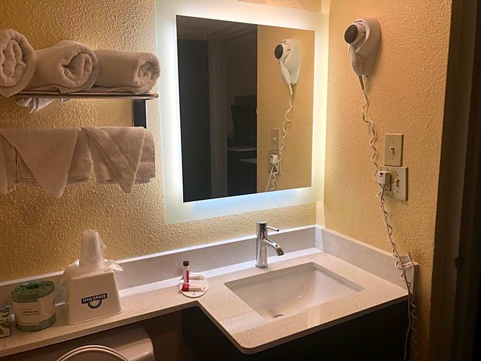Days Inn by Wyndham Grove City Columbus South