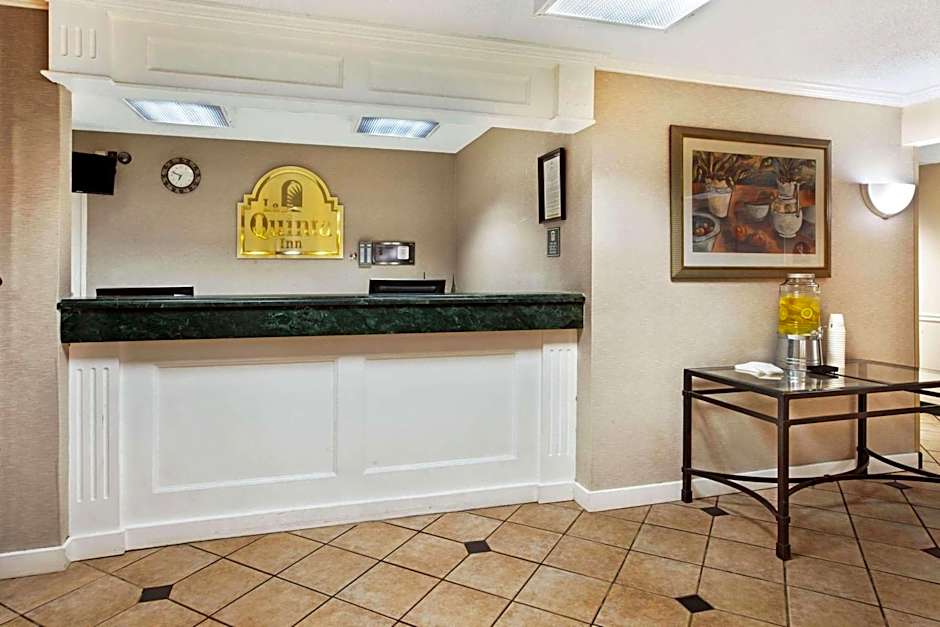 La Quinta Inn & Suites by Wyndham Detroit Canton
