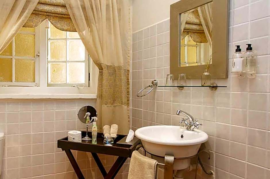 Riverside Guest Lodge