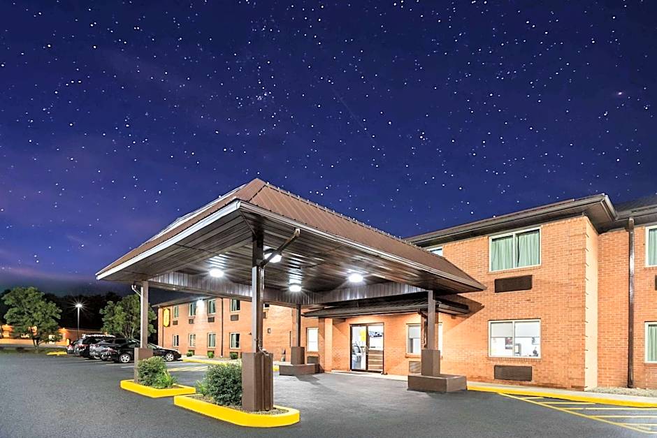 Super 8 by Wyndham Fairmont