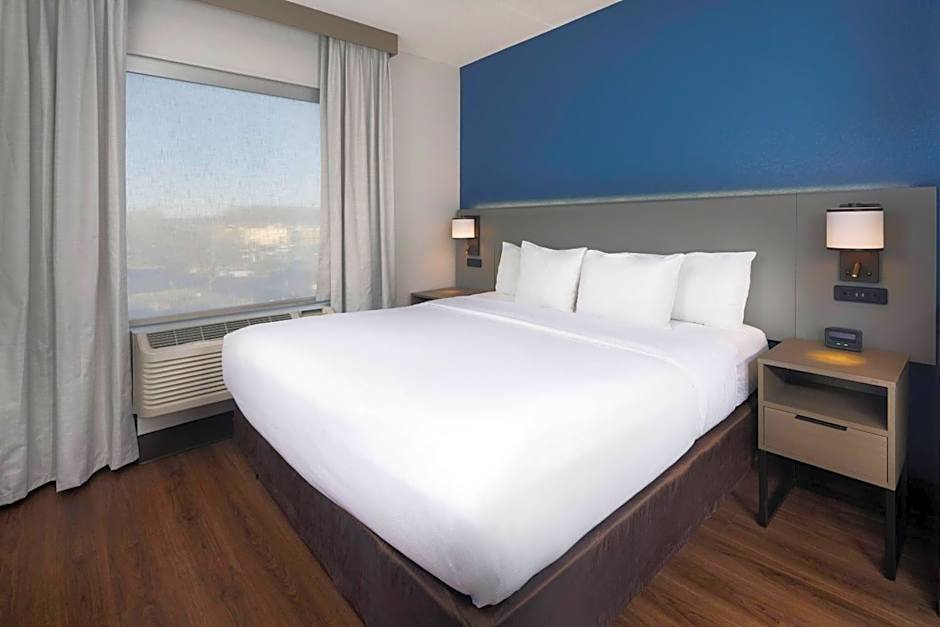 Comfort Suites Outlet Center