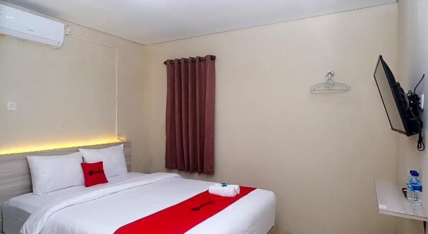 RedDoorz Plus near RS JIH Solo