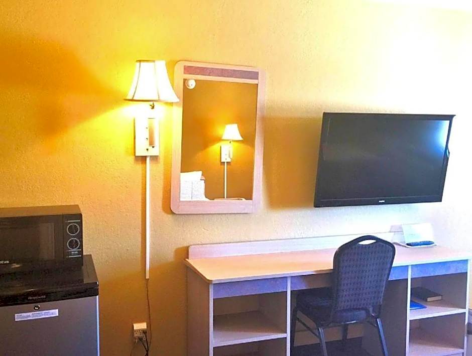 Econo Lodge Inn & Suites