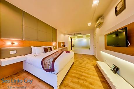 Three-Bedroom Apartment with Balcony