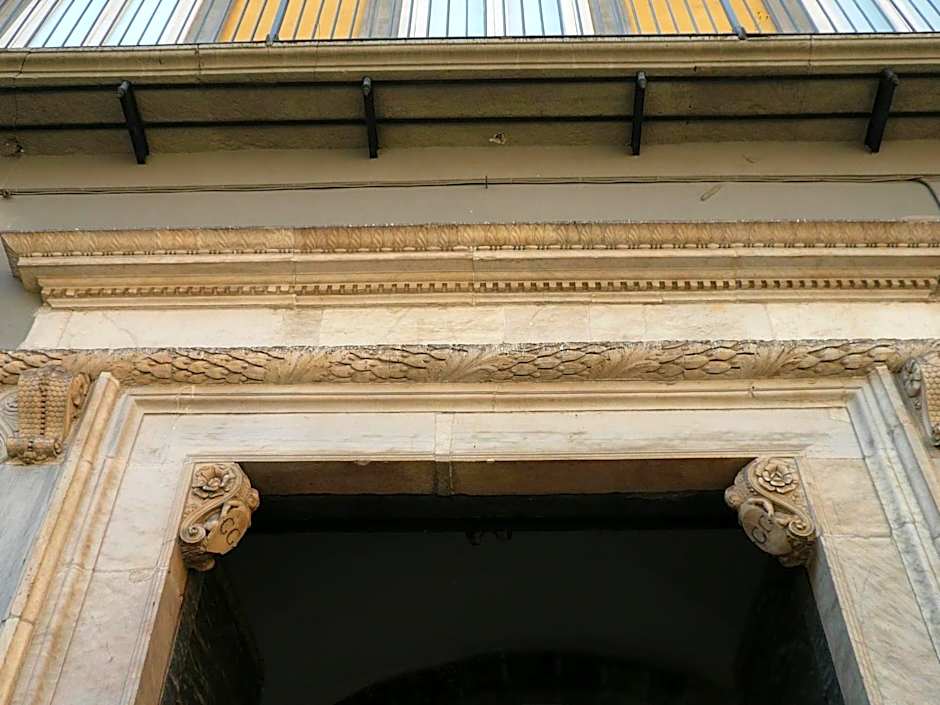 Rooms in San Domenico Maggiore 3