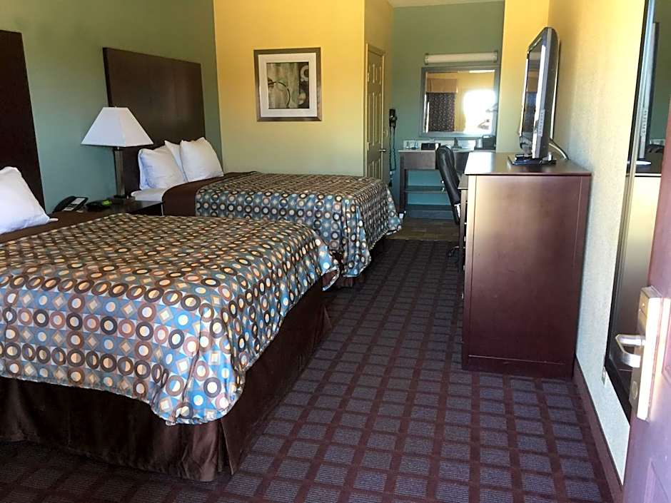 Pearsall Inn and Suites