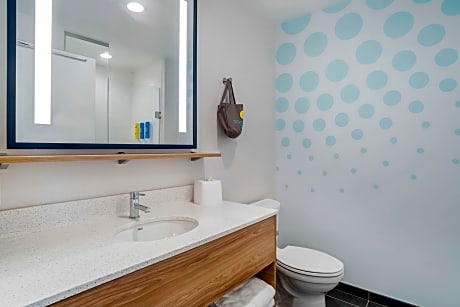 1 King Mobility/Hearing Acc Roll In Shower