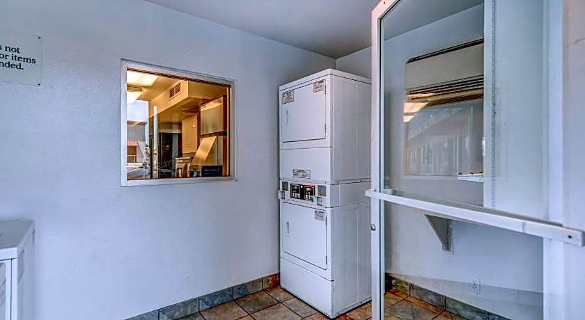 Super 8 by Wyndham Tracy