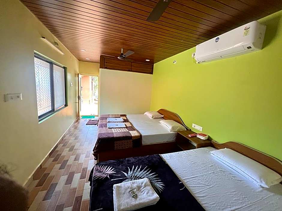 Photo 1 of 5 of 3 Single Beds