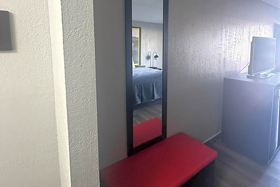 Super 8 by Wyndham Birmingham Downtown