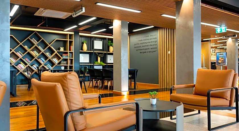 12 The Residence Hotel & Apartment