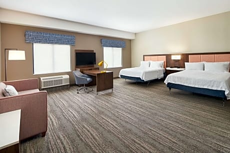 2 Queens Acc Suite W/ Roll In Shower