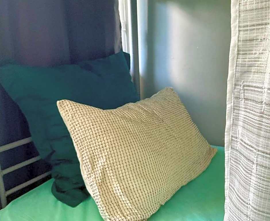 Female dorm- Femme dortoir Paris 8pm-10am